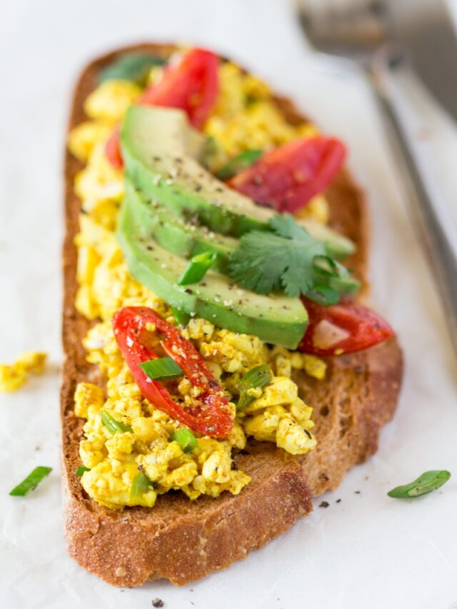 scrambled-tofu-on-toast-close-up-800x1200